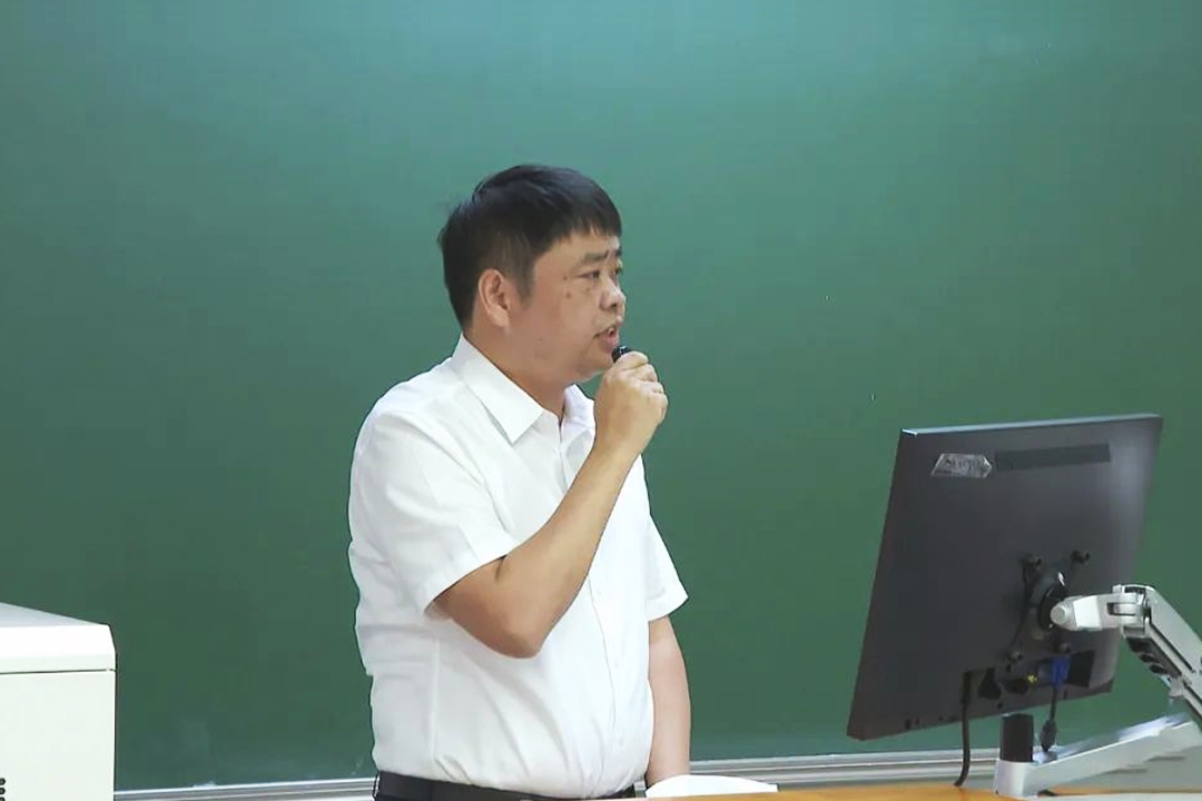 汝城縣委常委、副縣長李寧作“講好半條被子故事，走好新時(shí)代長征路”主題報(bào)告