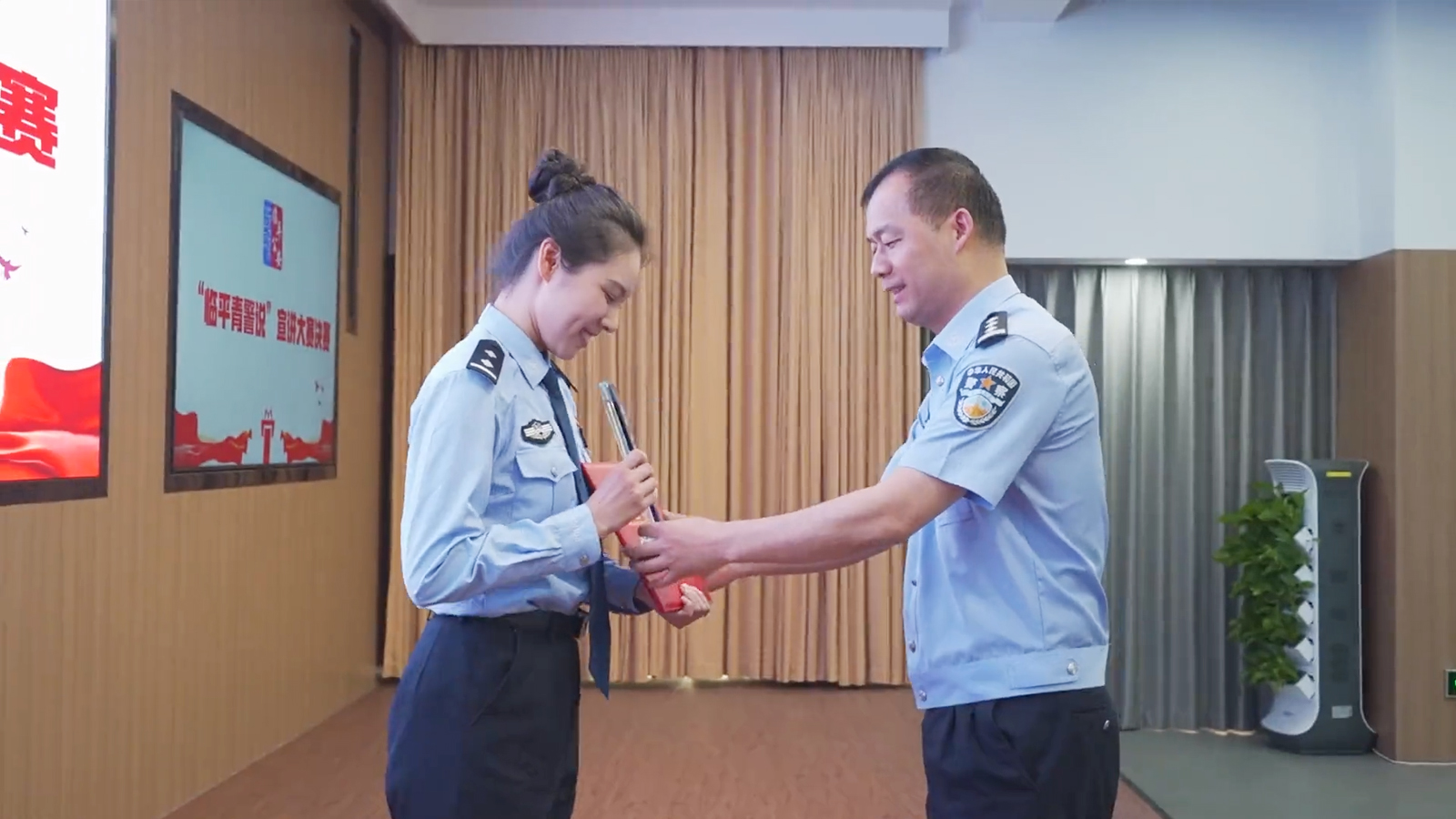 臨平分局黨委委員、政治處主任錢衛(wèi)龍為一等獎獲得者、交警大隊民警徐恬頒獎